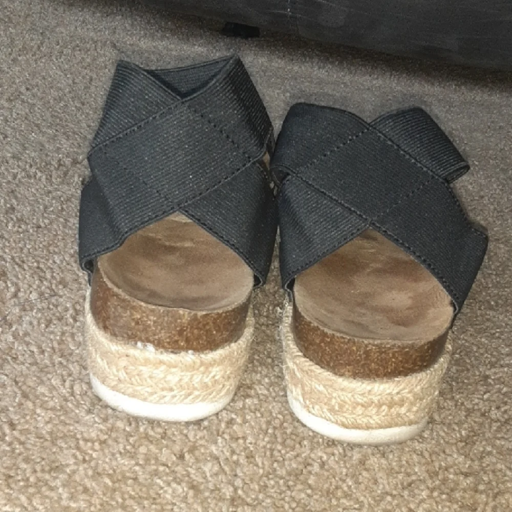 Time and Tru Black Elastic Platform Espadrille Sandals